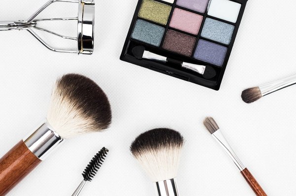 Quelles astuces pour fixer le maquillage sous un climat humide ou pluvieux ?